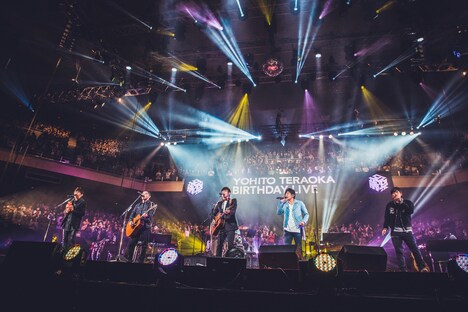 左からゆず、寺岡呼人、桜井和寿、K。（撮影：古賀恒雄）