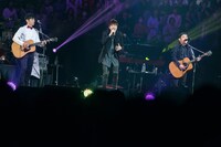 左から寺岡呼人、ゆず。（撮影：古賀恒雄）