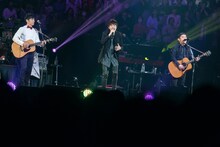 左から寺岡呼人、ゆず。（撮影：古賀恒雄）