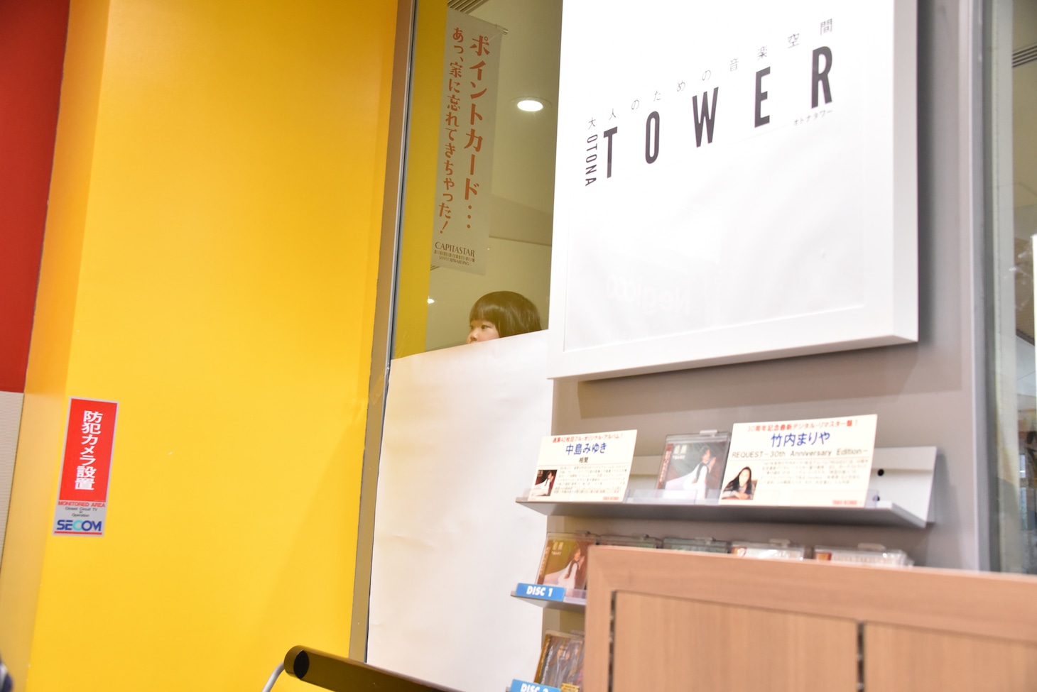 店外からNegiccoを見つめるちびっ子。