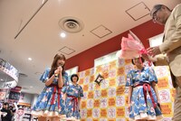 花束を持ってステージに現れた熊さん。