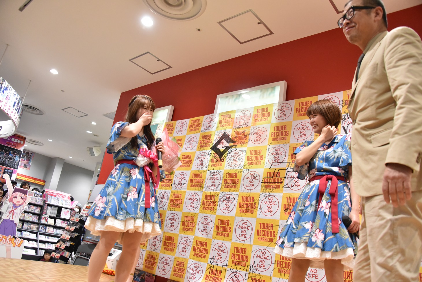 熊さんからの花束贈呈に涙を流すNao☆（左）。