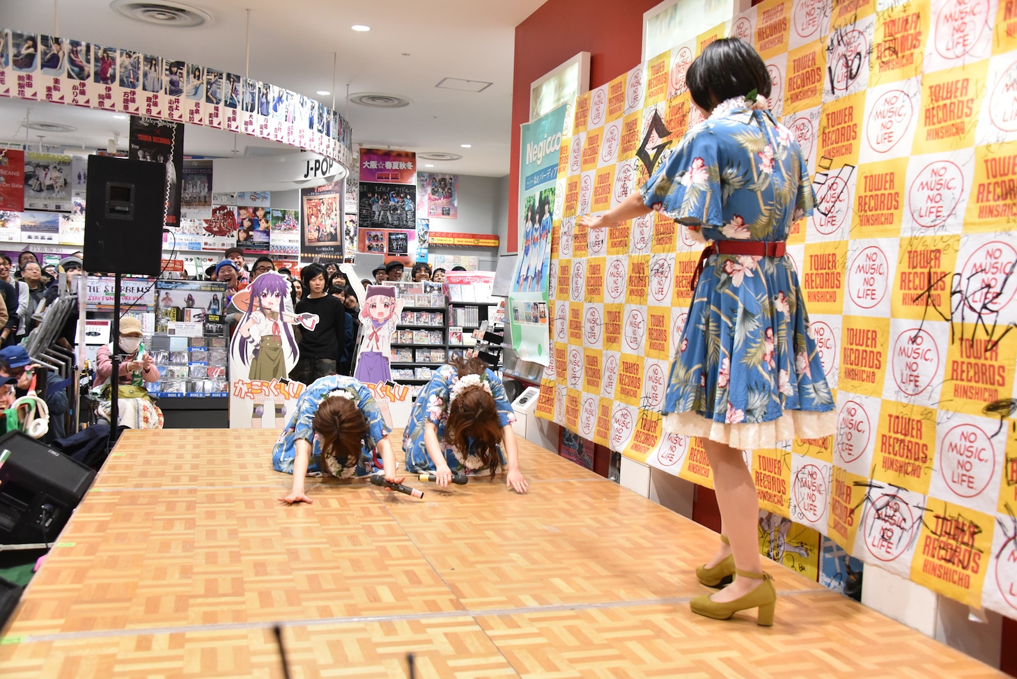土下座するKaede（左）とNao☆（右）。