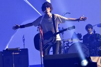 藤原基央（Vo, G）（撮影：古溪一道）