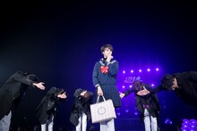 ダンサー全員に告白されるタカコ（タカシ / 中央）。（提供：SDR）