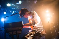 竹縄航太（Vo, G, Piano）（撮影：山川哲矢）