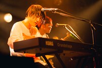 竹縄航太（Vo, G, Piano）（撮影：山川哲矢）