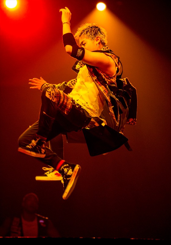 GENERATIONS from EXILE TRIBE「GENERATIONS LIVE TOUR 2017 MAD CYCLONE」大阪・大阪城ホール公演の様子。