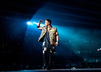 GENERATIONS from EXILE TRIBE「GENERATIONS LIVE TOUR 2017 MAD CYCLONE」大阪・大阪城ホール公演の様子。