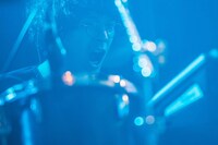 丸谷誠治（Dr / LILI LIMIT）（撮影：木場ヨシヒト）