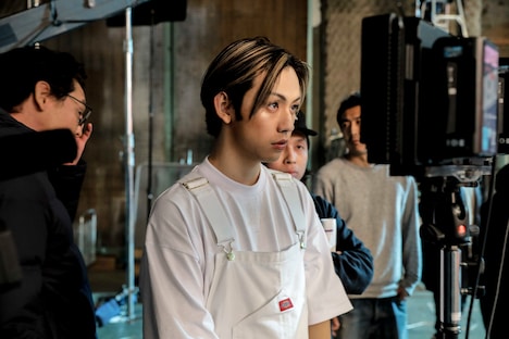 RYUCHELL「Hands up!! If you're Awesome」ミュージックビデオ撮影時の様子。