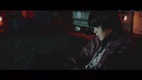 欅坂46「ガラスを割れ！」ミュージックビデオのワンシーン。