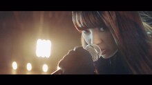 欅坂46「ガラスを割れ！」ミュージックビデオのワンシーン。