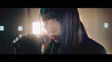 欅坂46「ガラスを割れ！」ミュージックビデオのワンシーン。