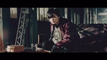 欅坂46「ガラスを割れ！」ミュージックビデオのワンシーン。