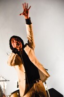 叫ぶコヤマシュウ。（撮影：小見山峻）