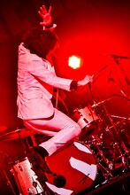 跳ねるコヤマシュウ。（撮影：小見山峻）