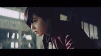 欅坂46「ガラスを割れ！」ミュージックビデオのワンシーン。