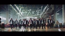 欅坂46「ガラスを割れ！」ミュージックビデオのワンシーン。
