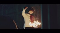欅坂46「ガラスを割れ！」ミュージックビデオのワンシーン。