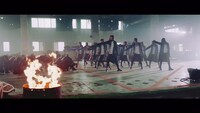 欅坂46「ガラスを割れ！」ミュージックビデオのワンシーン。