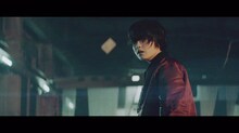 欅坂46「ガラスを割れ！」ミュージックビデオのワンシーン。