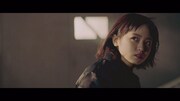 欅坂46「ガラスを割れ！」ミュージックビデオのワンシーン。