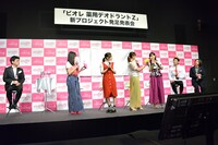 ラッキィ池田が用意した、じょうろがあしらわれたカチューシャを手に取るももいろクローバーZ。