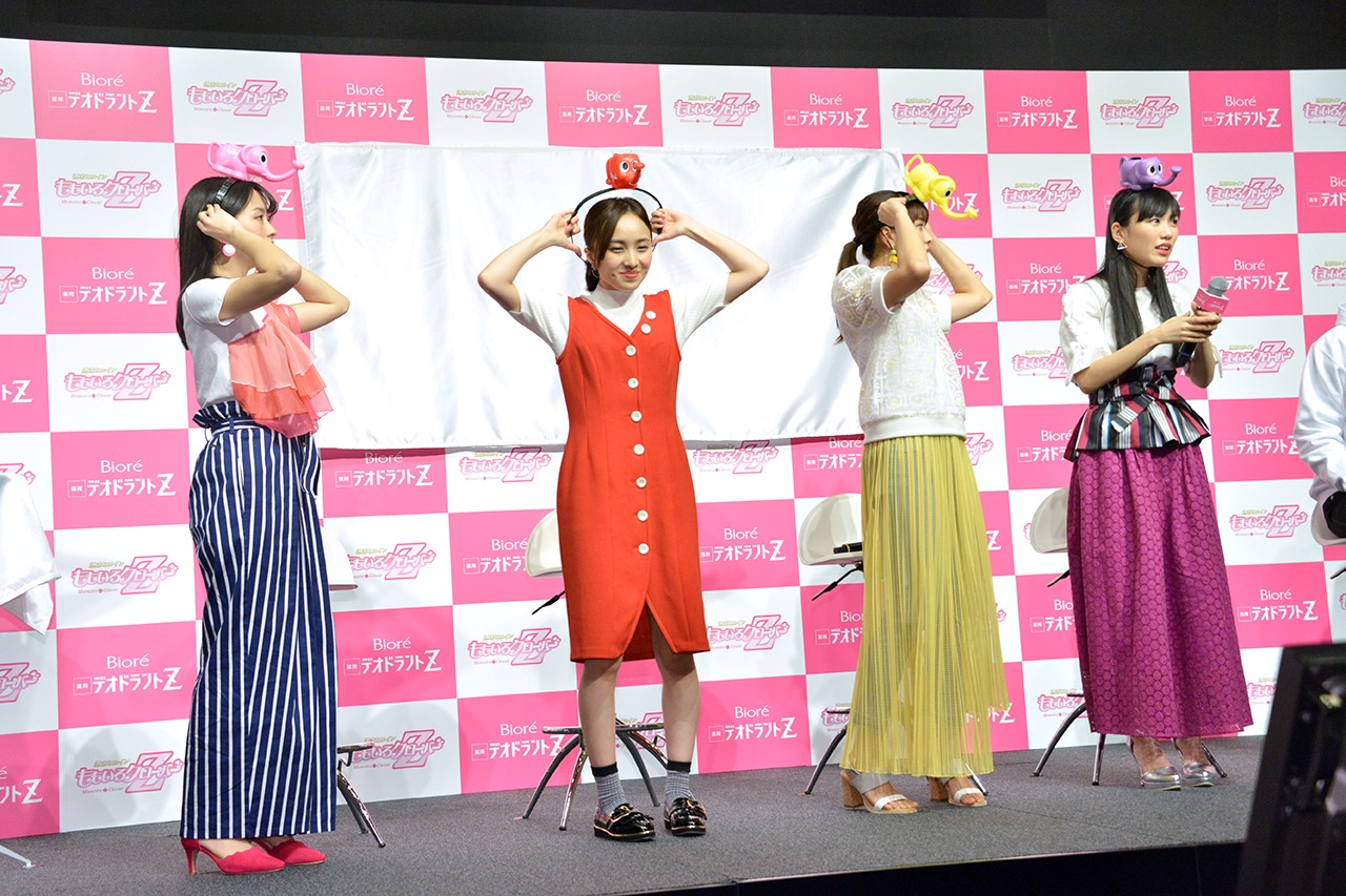 ラッキィ池田が用意した、じょうろがあしらわれたカチューシャを着用するももいろクローバーZ。