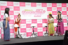 ステージ上の幕を降ろし、「防臭ヒロイン ももいろデオドラントZ」のロゴを見て笑うももいろクローバーZ。