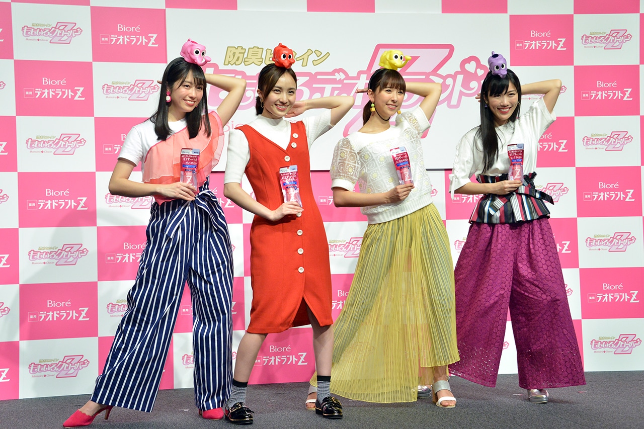 ラッキィ池田考案のポーズを決めるももいろクローバーZ。