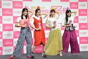 ラッキィ池田考案のポーズを決めるももいろクローバーZ。