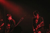 左からKAZUYA（G）、KENT（Vo, G）。（撮影：創-sou-）