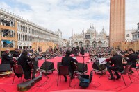 サン・マルコ広場で行われたアコースティックライブの様子。