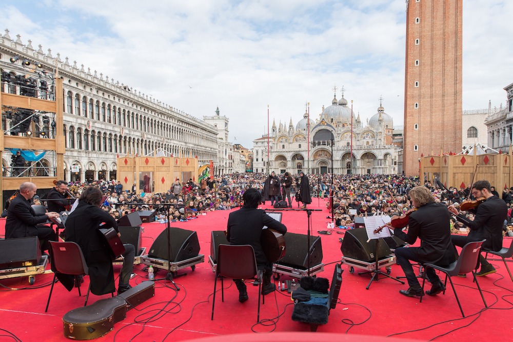 サン・マルコ広場で行われたアコースティックライブの様子。