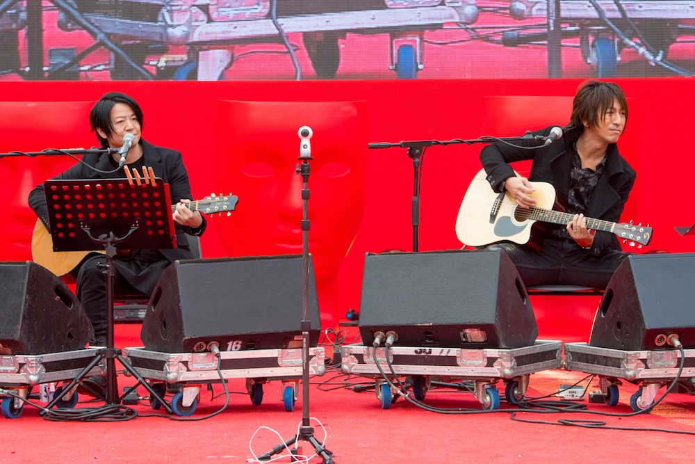 TERU（Vo）とTAKURO（G）。