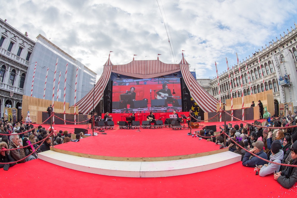 サン・マルコ広場で行われたアコースティックライブの様子。