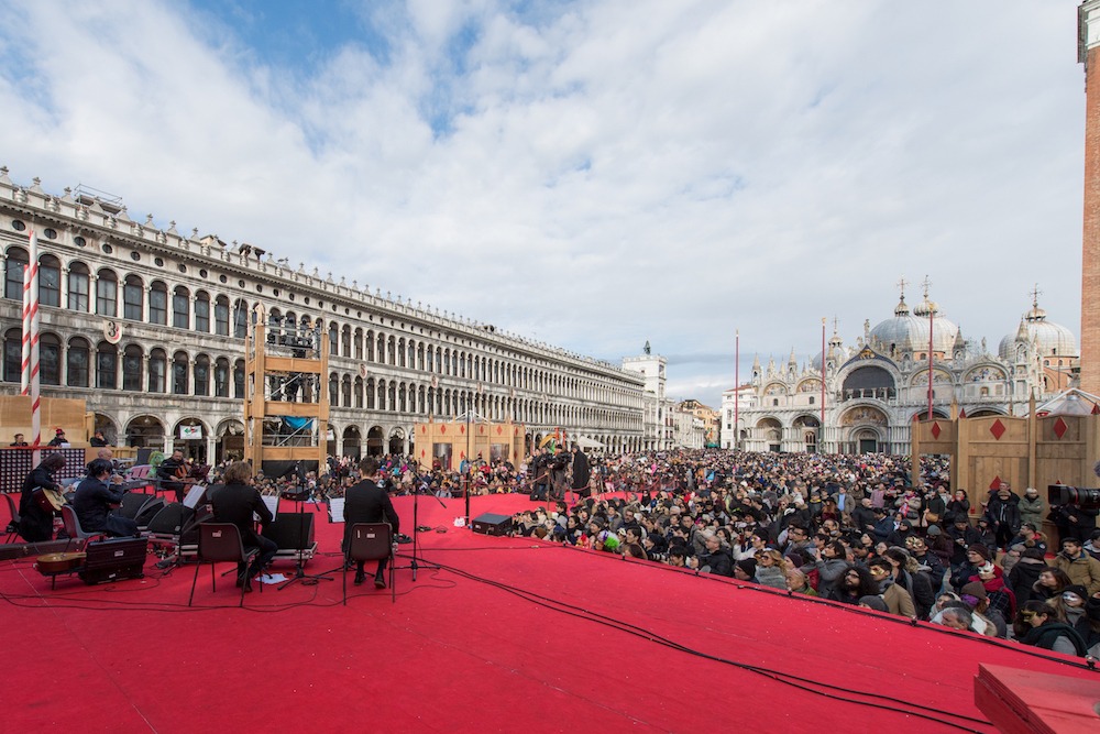 サン・マルコ広場で行われたアコースティックライブの様子。