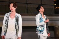 アカペラで「yours」の冒頭を歌い上げる森崎ウィン（右）。