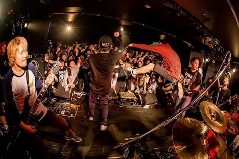 笠原健太郎（Northern19）とMakoto（HER NAME IN BLOOD）を迎えて「Tourette's」をプレイするSHADOWS。（Photo by Takashi "TAKA" Konuma）