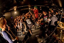 笠原健太郎（Northern19）とMakoto（HER NAME IN BLOOD）を迎えて「Tourette's」をプレイするSHADOWS。（Photo by Takashi "TAKA" Konuma）