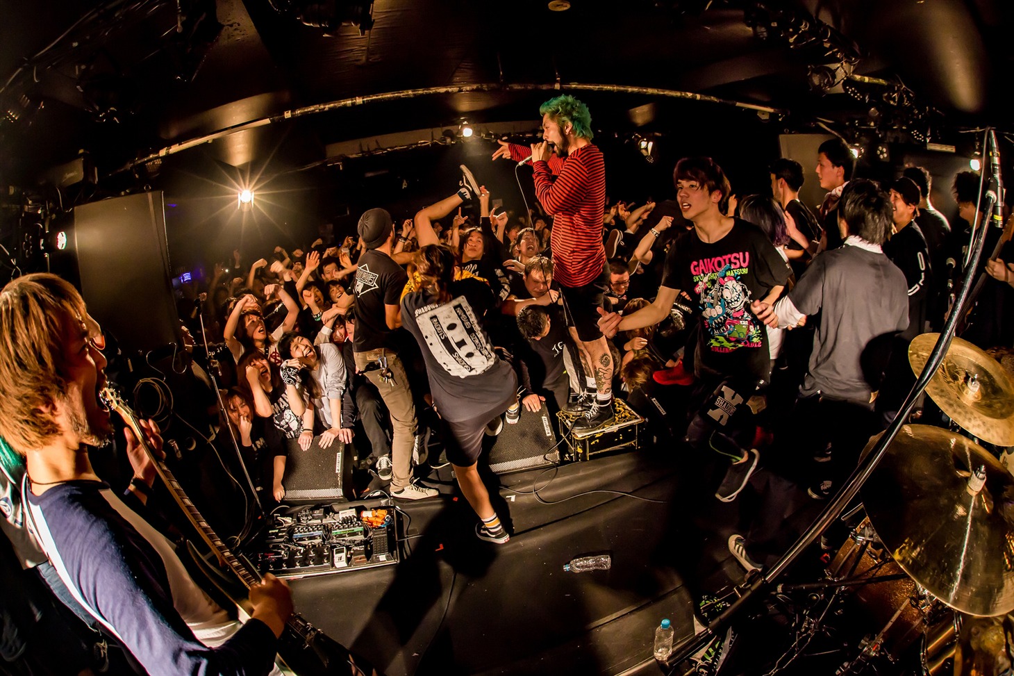 笠原健太郎（Northern19）とMakoto（HER NAME IN BLOOD）を迎えて「Tourette's」をプレイするSHADOWS。（Photo by Takashi "TAKA" Konuma）