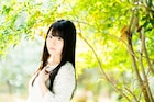 小倉唯が新曲「白く咲く花」MV公開、制服姿で雪の中佇む