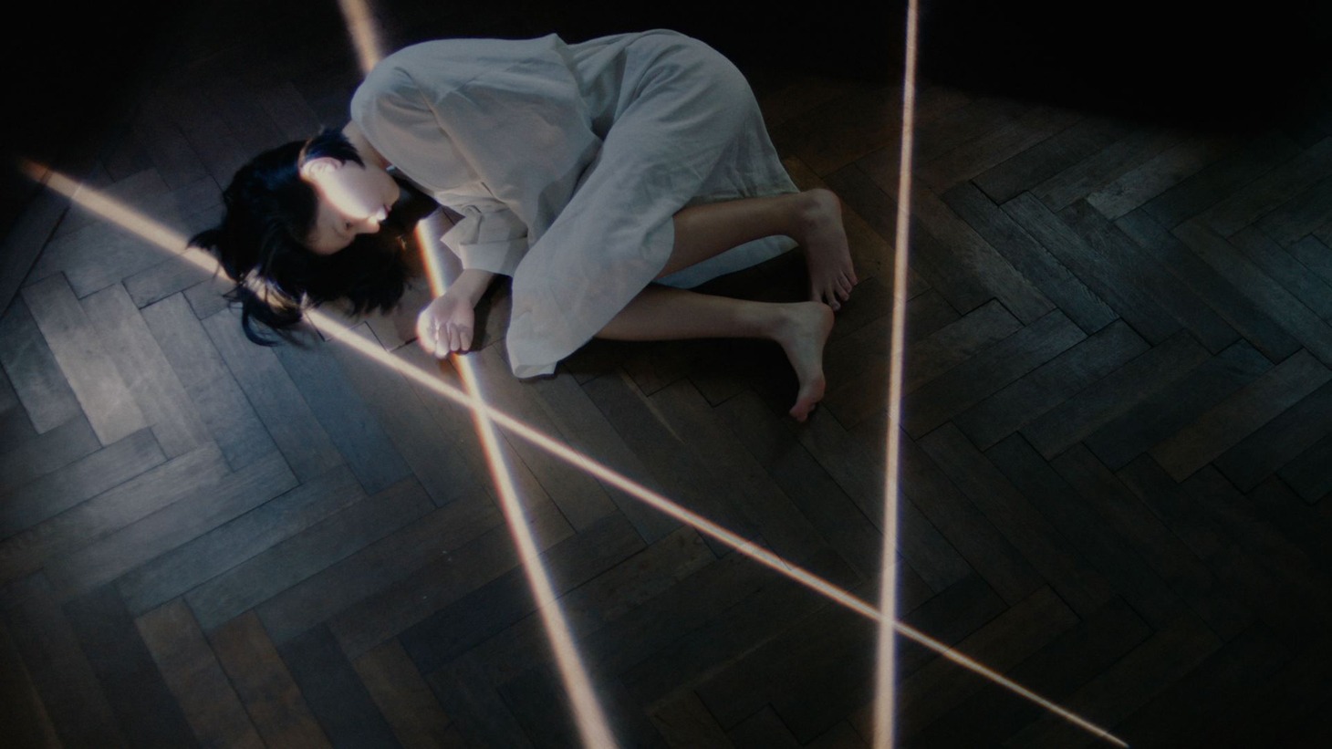 Aimer「眩いばかり」ミュージックビデオのワンシーン。