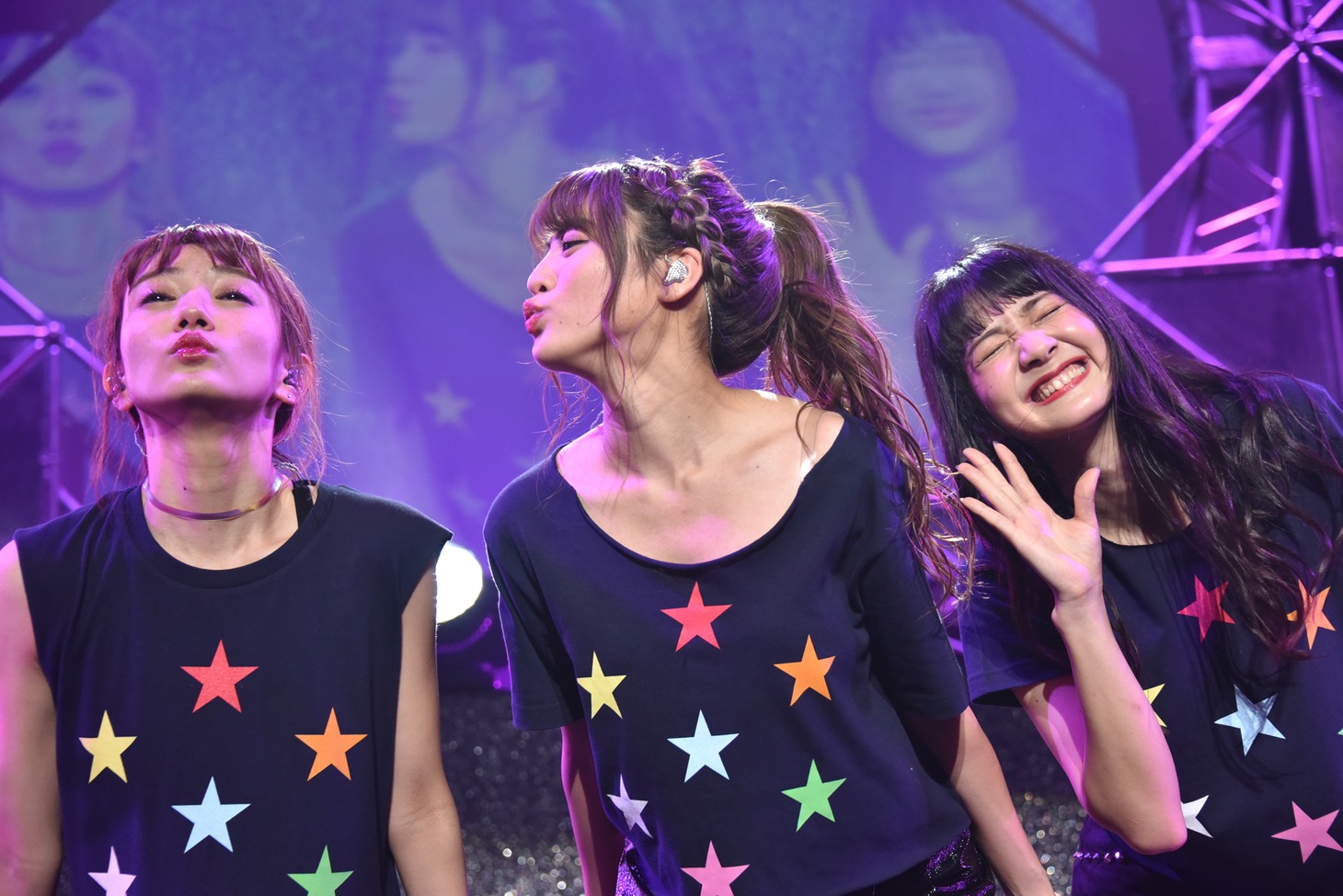 左から荻野可鈴、志田友美、山口はのん。