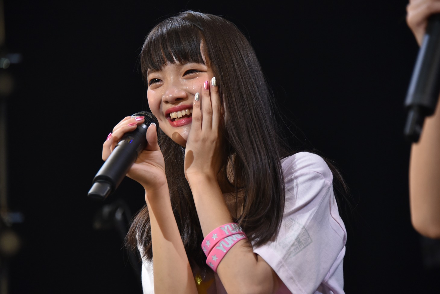 涙を流す山下彩耶。