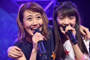 肩を組んで歌う荻野可鈴（左）と山下彩耶（右）。