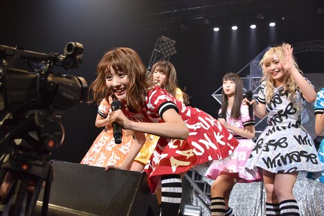 生中継のカメラに向かってアピールする夢アド。