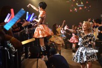 客席通路に飛び出しサインボールを投げる夢アド。