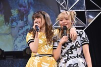 「この2人は個性が強すぎて仲良くなれない」という荻野可鈴の言葉を、肩を組んで否定する志田友美（左）と水無瀬ゆき（右）。